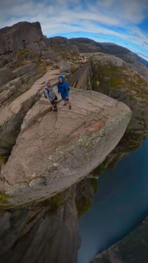 Sirvan Khosravi Instagram - -
ارتفاع ۶۰۰ متری از سطح آب! 

#preikestolen #preikestolennorway #sirvankhosravi #norwaynature