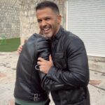 Sirvan Khosravi Instagram - - اولین روز فیلمبرداری “حرفه‌ای” دقیقا پارسال همین امروز بود. اینجا زانیار داشت از من فیلم میگرفت که اتفاقی مصطفی تقی‌زاده هم اومد توی کادر و یه حرف منشوری زد. بقیه ماجرا هم‌ که تو ویدئو ثبت شده 😂 - #sirvankhosravi #sirvan #herfei_series