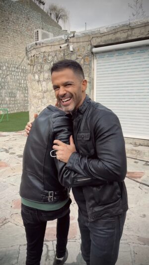 Sirvan Khosravi Instagram - -
اولین روز فیلمبرداری “حرفه‌ای” دقیقا پارسال همین امروز بود.
اینجا زانیار داشت از من فیلم میگرفت که اتفاقی مصطفی تقی‌زاده هم اومد توی کادر و یه حرف منشوری زد.
بقیه ماجرا هم‌ که تو ویدئو ثبت شده 😂
-
#sirvankhosravi #sirvan #herfei_series