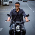 Sirvan Khosravi Instagram - - “حرفه‌ای” هم تموم شد. یک سال گذشته برام تجربه‌ای جدید، سخت و همینطور لذت بخش بود. ممنونم از همه دوستایی که تو ساخت سریال همراه بودن و همچنین تمام مردمی که سریال رو دیدن و با انرژی مثبتشون باعث شدن از تصمیمم خیلی خیلی راضی باشم. میدونم که دلم برای حس چهارشنبه‌ها تنگ میشه… ❤️ 📷 @nnasiiri #sirvankhosravi #sirvan #herfei_series