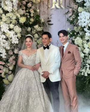 Siwat Chotchaicharin Instagram - เป็นงานที่น่ารักมาก สวยงาม ซาบซึ้ง สนุกสนาน ยินดีด้วยกับทั้งคู่ด้วยนะครับ รักเสมอ ❤️

ปล. หาภรรยาไม่เจอตอนถ่ายรูป เพราะว่านาง….(ดูคลิปเอาเองละกัน) 🙄 
#leeflukeeverafter 

@lee_natalie @fluke777 @amy_klinpratoom