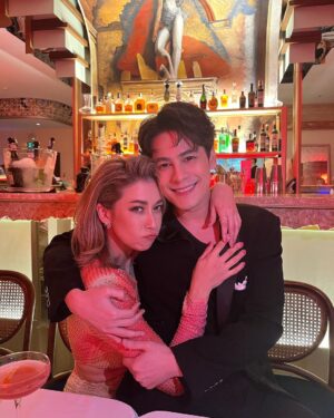 Siwat Chotchaicharin Instagram - Happy Birthday to my lovely wife ขอให้แมนนี่มีความสุข เป็นที่รักเป็นตัวตึงของกลุ่ม ขอให้สุขภาพแข็งแรงงงง จะได้เอาไว้กินเหล้าได้นานๆ🤣🤣🤣 

41ปีละนะ ครึ่งชีวิตละที่เราอยู่กันมา รักกันไปแบบทุกวัน ตีกันทุกวันนะคะ love you and I’ll always be by your side❤️ 
#เอมี่กลิ่นประทุม
#amys41BD