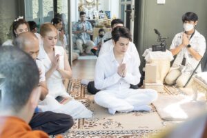 Siwat Chotchaicharin Instagram - วันที่ 27 มกราคม เป็นวันคล้ายวันเกิดของผม ได้ทำบุญเลี้ยงพระ อุทิศส่วนกุศลให้กับญาติสนาทมิตรสหาย ขอบคุณเพื่อนๆที่มาร่วมอนุโมทนาบุญ ขอบคุณพี่เป็ก @pegliyah ที่ส่งโก๋เป็ก อาหารอร่อยๆมาให้สำหรับดูแลแขก ขอบคุณเสริมบุญที่ดูแลให้คำแนะนำในการจัดแจงสถานที่และเตรียมของทุกอย่างให้ครับ @sermboon999 

ขอบคุณเพื่อนพี่น้องที่มา และต้องขอบคุณภรรยาที่น่ารักของผม เป็นคนจัดการดีลทุกอย่างให้อย่างสมบูรณ์แบบ
ปีนี้ไม่ขออะไรมาก ขอให้เรารักๆกันแบบนี้ตลอด ไม่ได้ต้องการอะไรไปมากกว่านี้ละ อ่อ ขอเงินรายวันเพิ่มจาก 500 บาท เป็น 1,000 ได้มั้ย🤣 

สุดท้ายขอแผ่ผลบุญให้ทุกท่าน ร่วมอนุโมทนาบุญนะครับ🙏😊
#ฉันในวัย41ปี