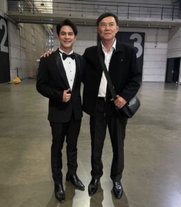 Siwat Chotchaicharin Instagram - ตื่นเต้นมากๆเลยครับ ได้ถ่ายรูปกับคุณอาเรวัชด้วย☺️ #myidol #เรวัชกลิ่นเกษร