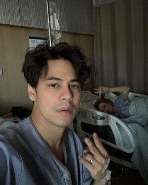 Siwat Chotchaicharin Instagram - ไม่ไหวบอกไหว…🤮 
อาหารเป็นพิษ..แบบโคตรๆรุนแรงทั้งคู่ 

ทั้งอาเจียน ทั้งท้องเสีย เป็นสิบๆรอบตั้งแต่เมื่อคืน เป็นอะไรที่ทรมานมาก พี่มี่อาเจียนน่าสงสารมากกก ๆ คุณหมอให้ยาแก้อาเจียนยาฆ่าเชื้อ กว่ายาจะkick in กว่าอาการจะค่อยๆดีขึ้นก็ตีสามแล้ว แต่พี่มี่ยังอาเจียนอยู่เลย กว่าจะได้หลับจริงๆก็ตอนตีสี่ 

สรุปร่วงกันหมด ทั้งแมรี่ เจเจ แพร ผม พี่มี่ แต่เราสองคนหนักสุด 

ตอนนี้อาการดีขึ้นแล้ว ขอบคุณทุกๆคนนะครับที่เป็นห่วง โรงพยาบาลดูแลดีมากๆครับ ทั้งคุณหมอและพยาบาล ขอบคุณที่เข้าใจเราสองคนมากๆครับ 

ช่วงนี้จะรับประทานอะไรก็ระวังๆกันหน่อยนะครับ เป็นอะไรขึ้นมามันไม่สนุกเลยจริงๆ เสียงานเสียการ เสียตังค์ด้วย 

ขอบคุณทุกท่านนะครับที่เป็นห่วง🙏❤️