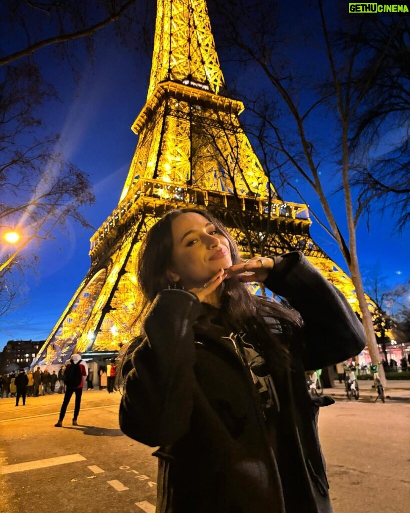 Sky Katz Instagram - i’m a very happy gal in paris Eiffel Tower