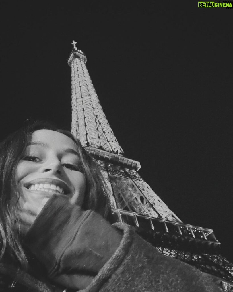 Sky Katz Instagram - i’m a very happy gal in paris Eiffel Tower
