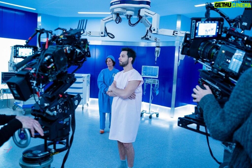Skylar Astin Instagram - It’s ALIIIVVEE!! Tonight’s episode of @sohelpmecbs will knock your hospital socks right off! 🤖🧦 9/8c on @cbstv 🕵🏻👩🏻‍⚕