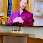 Skylar Astin Instagram - Had a great time sitting down with @kellyripa and @dejavuspeaks on @livekellyandryan today! It’s my mother @queenmerrie ‘s favorite show! So we got to talk all things @sohelpmecbs , my new song ‘Gravity’, and even the legend that is Queen Merrie! Suit: @stylebysarai Grooming: @haileicall Style: @sarahdarceystyle New York City
