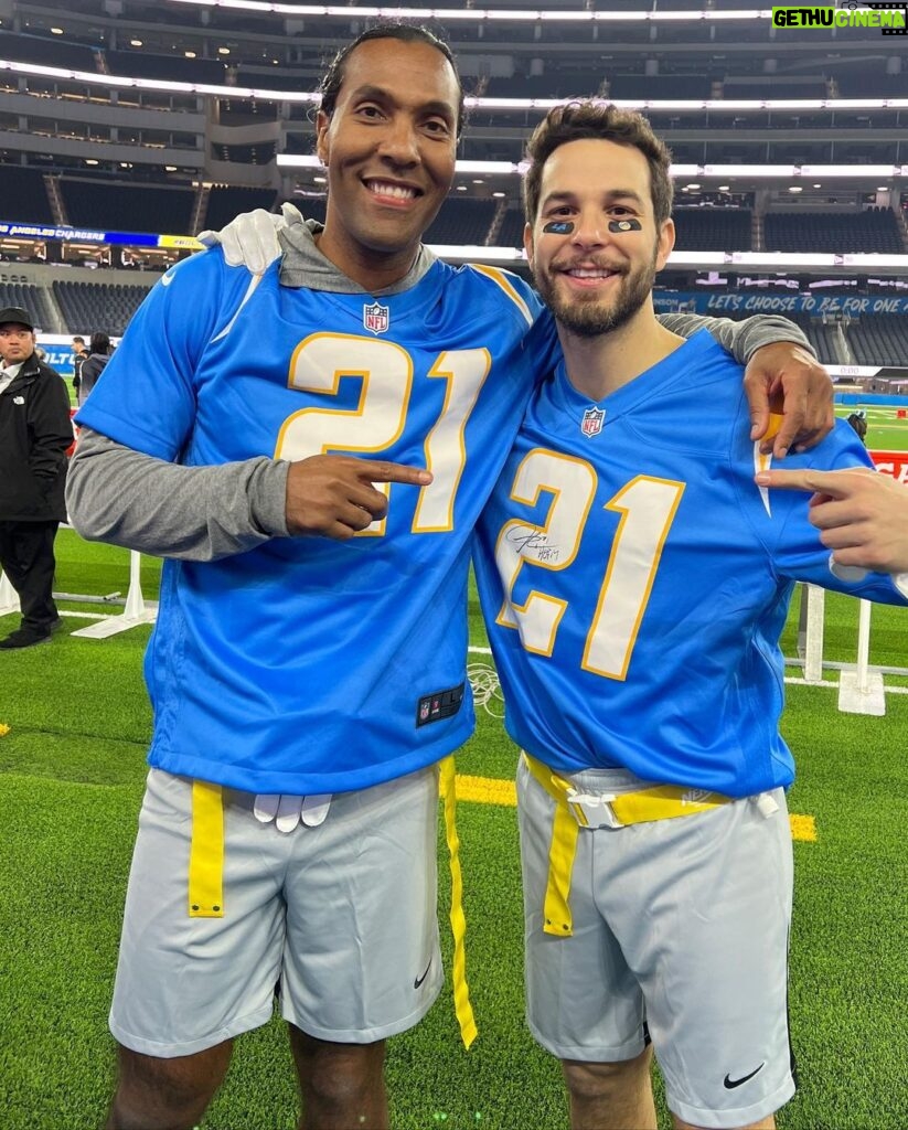 Skylar Astin Instagram - Had a blast at #BattleOfTheGOATS for The @chargers Impact Fund 🏈 Swipe ➡ for Touchdown 📸 @baaphotographyy SoFi Stadium