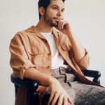 Skylar Astin Instagram - Swipe to see what I’m looking at (it’s you) 📸 @ianlanterman for @leoeditdaily