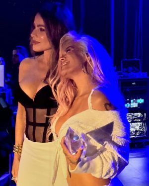 Sofía Vergara Instagram - Que honor ser parte de esta noche tan bella para @karolg 💖. Orgullo de mi tierra!🇨🇴 te quiero Karol😘 #billboardwomanoftheyear