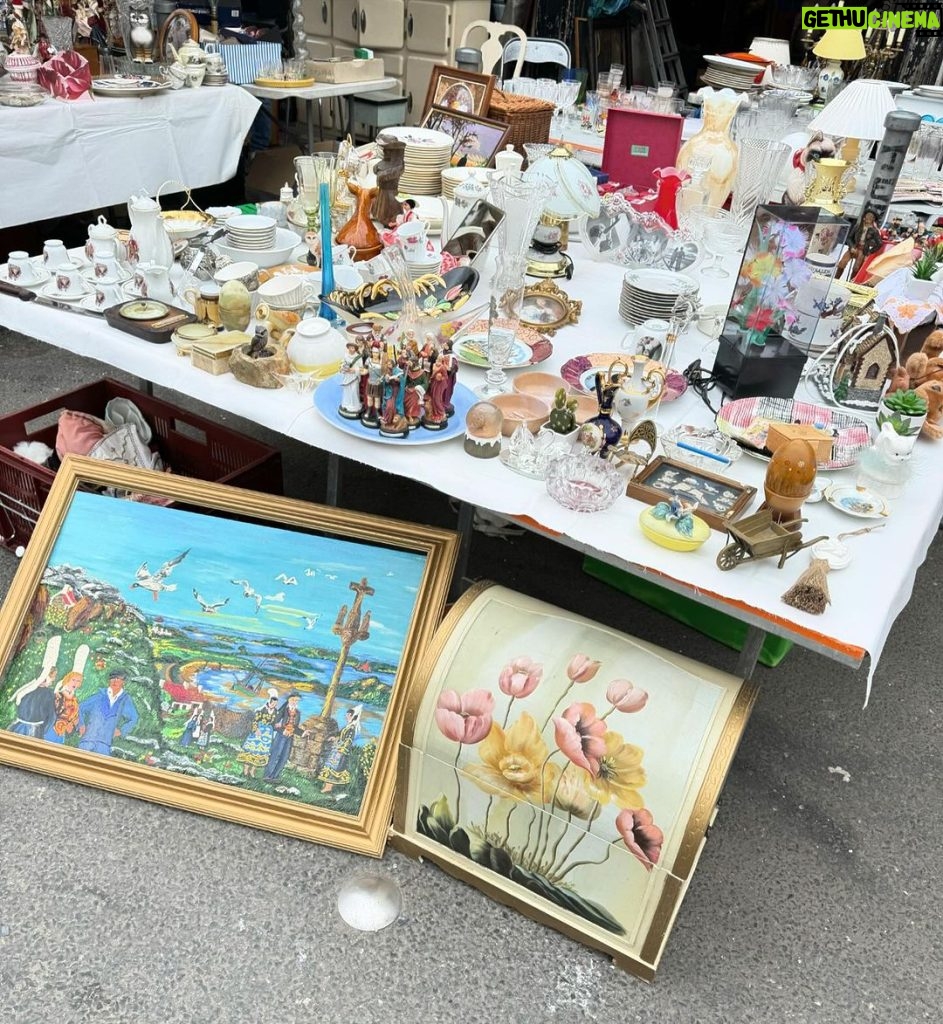 Sofia Andres Instagram - spent the day exploring treasures at the flea market - could easily lose track of time here! 🛍️✨