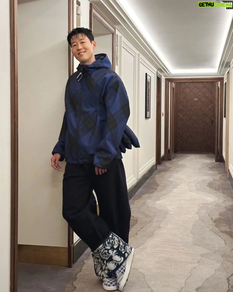 Son Heung-min Instagram - Resting and recovering, ready to go again soon ⚽ @burberry #burberry
