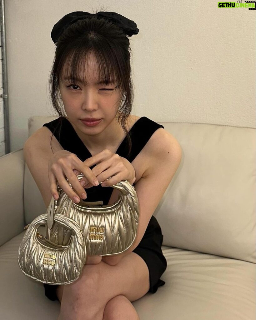 Son Na-eun Instagram - #AD @miumiu #miumiuholiday 🎀🖤