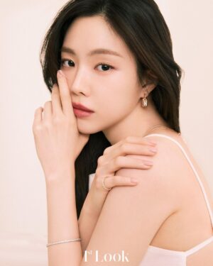 Son Na-eun Thumbnail - 121.7K Likes - Most Liked Instagram Photos