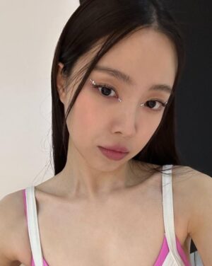 Son Na-eun Thumbnail - 118.3K Likes - Most Liked Instagram Photos