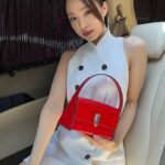 Son Na-eun Instagram - #광고 #FERRAGAMOPF23 @ferragamo @_maximiliandavis_ 페라가모가 성수동에서 2023 프리폴 컬렉션 컨셉츄얼 팝업스토어를 선보였습니다. 데님부터 이브닝 웨어까지 일상 생활 속 필수적인 아이템을 모던한 무드로 재해석한 페라가모 2023 프리폴 컬렉션을 지금 만나보세요.