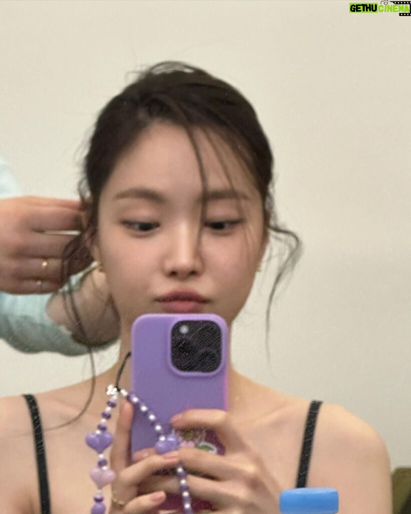 Son Na-eun Instagram - 🙋🏻‍♀️