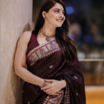 Sonalee Kulkarni Instagram - Tararani X Tasta 🚩 #sonaleekulkarni #mogulmardini #chatrapatitararani #promotions #paithani #brown #saree #marathimulgi आपलं पुणे