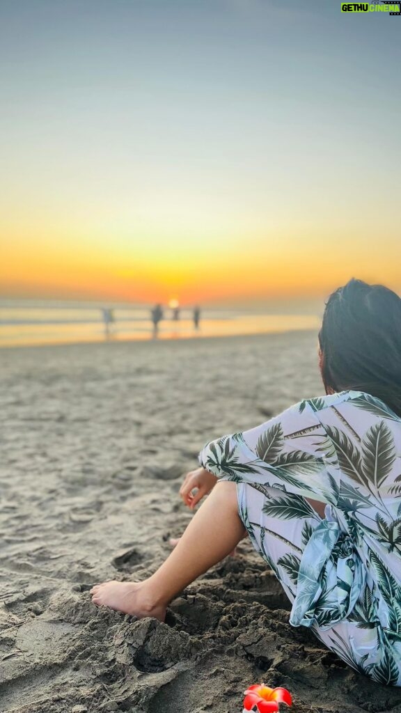 Sonalee Kulkarni Instagram - Sunset 2023 #goodbye2023 #sonaleekulkarni Seminyak Beach Bali