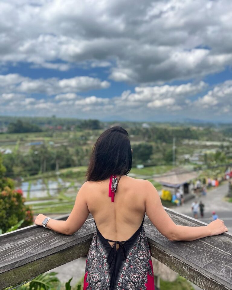 Sonalee Kulkarni Instagram - #Jatiluwih … UNESCO WORLD HERITAGE SITE in #bali This panoramic view of #riceterraces has my heart ❤️ and hat 👒 …. नहीं समझे …… ➡️till the🔚 and go to the LINK IN BIO #sonaleekulkarni #marathimulgi #travelblogger #youtube #indonesia #rice #farming #terracefarming Jatiluwih Village - Unesco World Heritage