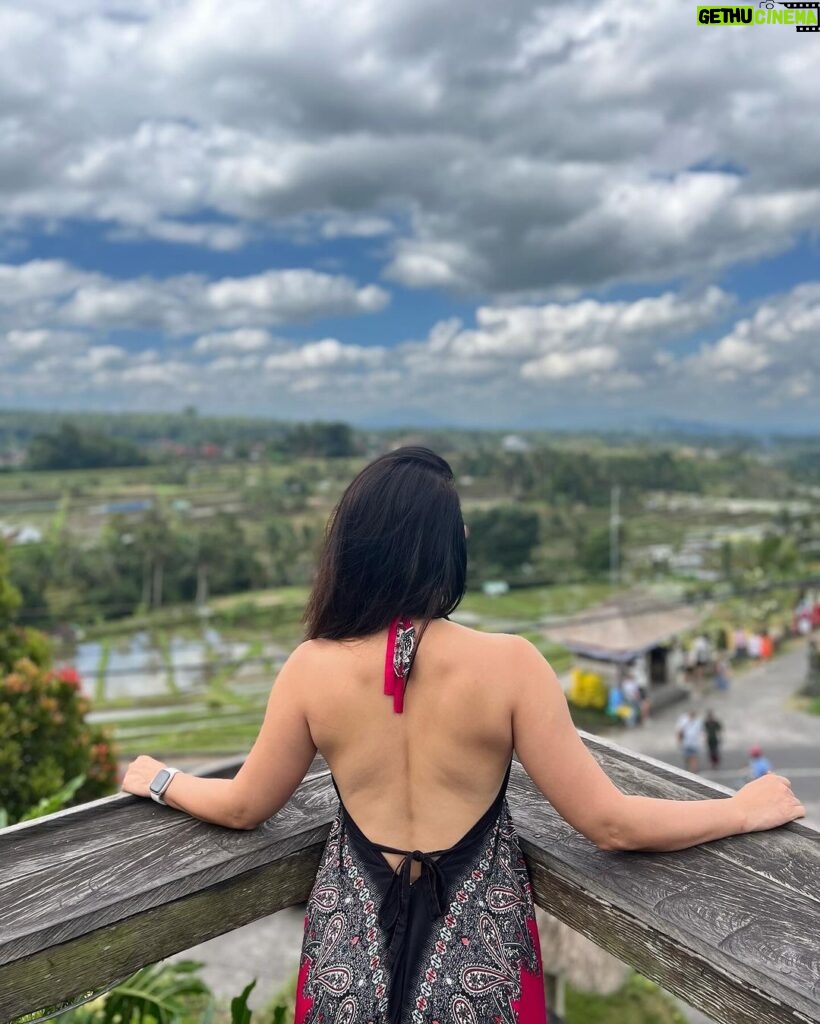 Sonalee Kulkarni Instagram - #Jatiluwih … UNESCO WORLD HERITAGE SITE in #bali This panoramic view of #riceterraces has my heart ❤️ and hat 👒 …. नहीं समझे …… ➡️till the🔚 and go to the LINK IN BIO #sonaleekulkarni #marathimulgi #travelblogger #youtube #indonesia #rice #farming #terracefarming Jatiluwih Village - Unesco World Heritage