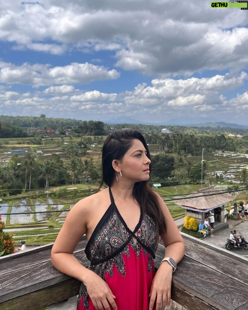 Sonalee Kulkarni Instagram - #Jatiluwih … UNESCO WORLD HERITAGE SITE in #bali This panoramic view of #riceterraces has my heart ❤️ and hat 👒 …. नहीं समझे …… ➡️till the🔚 and go to the LINK IN BIO #sonaleekulkarni #marathimulgi #travelblogger #youtube #indonesia #rice #farming #terracefarming Jatiluwih Village - Unesco World Heritage