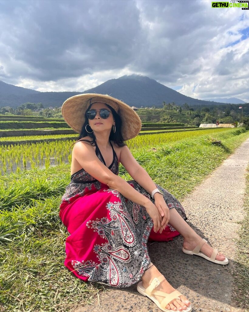 Sonalee Kulkarni Instagram - #Jatiluwih … UNESCO WORLD HERITAGE SITE in #bali This panoramic view of #riceterraces has my heart ❤️ and hat 👒 …. नहीं समझे …… ➡️till the🔚 and go to the LINK IN BIO #sonaleekulkarni #marathimulgi #travelblogger #youtube #indonesia #rice #farming #terracefarming Jatiluwih Village - Unesco World Heritage