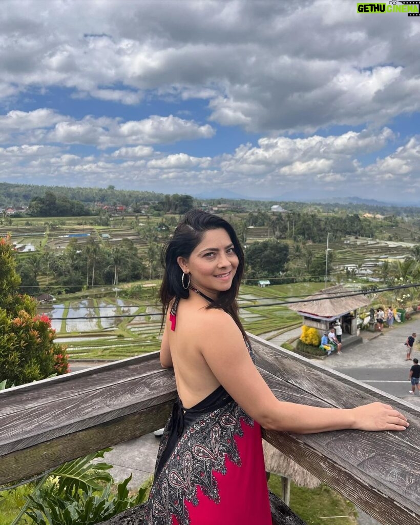 Sonalee Kulkarni Instagram - #Jatiluwih … UNESCO WORLD HERITAGE SITE in #bali This panoramic view of #riceterraces has my heart ❤️ and hat 👒 …. नहीं समझे …… ➡️till the🔚 and go to the LINK IN BIO #sonaleekulkarni #marathimulgi #travelblogger #youtube #indonesia #rice #farming #terracefarming Jatiluwih Village - Unesco World Heritage