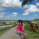 Sonalee Kulkarni Instagram – #Jatiluwih … UNESCO WORLD HERITAGE SITE in #bali 

This panoramic view of #riceterraces has my heart ❤️ and hat 👒 …. नहीं समझे …… ➡️till the🔚 and go to the LINK IN BIO 

#sonaleekulkarni #marathimulgi #travelblogger #youtube #indonesia #rice #farming #terracefarming Jatiluwih Village – Unesco World Heritage