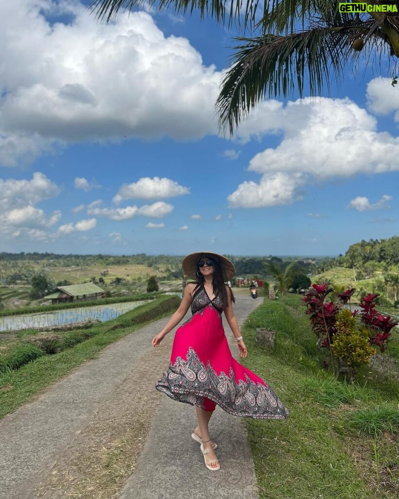 Sonalee Kulkarni Instagram - #Jatiluwih … UNESCO WORLD HERITAGE SITE in #bali This panoramic view of #riceterraces has my heart ❤️ and hat 👒 …. नहीं समझे …… ➡️till the🔚 and go to the LINK IN BIO #sonaleekulkarni #marathimulgi #travelblogger #youtube #indonesia #rice #farming #terracefarming Jatiluwih Village - Unesco World Heritage