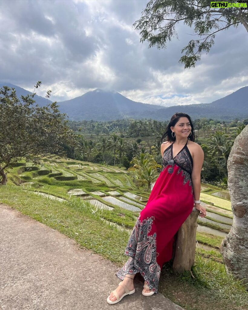 Sonalee Kulkarni Instagram - #Jatiluwih … UNESCO WORLD HERITAGE SITE in #bali This panoramic view of #riceterraces has my heart ❤️ and hat 👒 …. नहीं समझे …… ➡️till the🔚 and go to the LINK IN BIO #sonaleekulkarni #marathimulgi #travelblogger #youtube #indonesia #rice #farming #terracefarming Jatiluwih Village - Unesco World Heritage