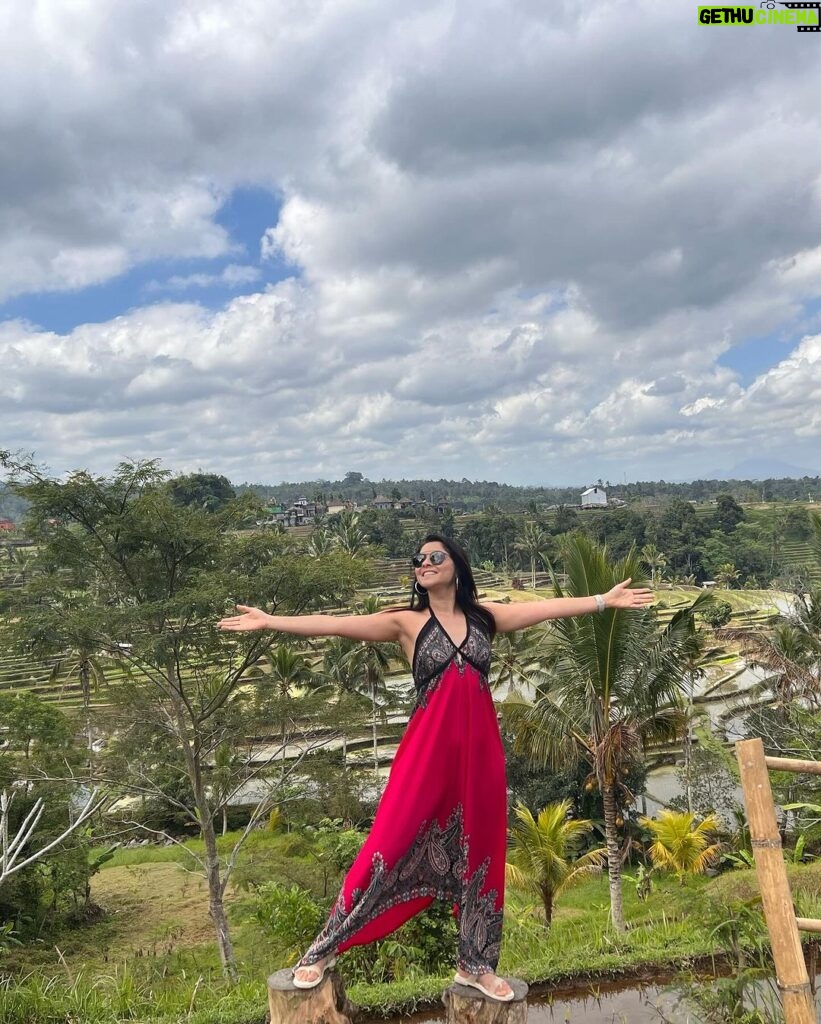 Sonalee Kulkarni Instagram - #Jatiluwih … UNESCO WORLD HERITAGE SITE in #bali This panoramic view of #riceterraces has my heart ❤️ and hat 👒 …. नहीं समझे …… ➡️till the🔚 and go to the LINK IN BIO #sonaleekulkarni #marathimulgi #travelblogger #youtube #indonesia #rice #farming #terracefarming Jatiluwih Village - Unesco World Heritage