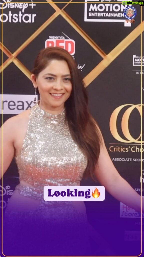 Sonalee Kulkarni Instagram - क्रिटिक्स चॉइस अवॉर्ड सोहळ्याला अभिनेत्री @sonalee18588 चा ग्लॅमरस अंदाज😍🔥 #criticschoiceawards #sonaleekulkarni #smile #rajshrimarathi #celebrity #marathiactress