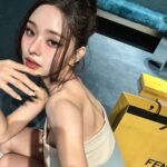 Song Jia Instagram - #광고 프링이들🤍 오픈 1주년된 ‘팔라초 펜디’ 서울에서 열린 ’FENDI SS24 COLLECTION‘ 프레젠테이션에 참석했어요 🥰 이번 컬렉션은 로마의 영원한 아름다움을 패션으로 표현했다고 해요. 펜디 바게트 미니, 오리가미 미니, 포춘텔러 참 등 패션에 포인트가 될 특별한 펜디의 매력에 풍덩. 저의 선택은? 🥖💛 @fendi #fendi #FendiSS24