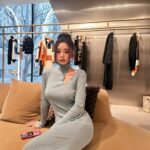 Song Jia Instagram - #광고 프링이들🤍 오픈 1주년된 ‘팔라초 펜디’ 서울에서 열린 ’FENDI SS24 COLLECTION‘ 프레젠테이션에 참석했어요 🥰 이번 컬렉션은 로마의 영원한 아름다움을 패션으로 표현했다고 해요. 펜디 바게트 미니, 오리가미 미니, 포춘텔러 참 등 패션에 포인트가 될 특별한 펜디의 매력에 풍덩. 저의 선택은? 🥖💛 @fendi #fendi #FendiSS24