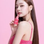Song Jia Instagram - #광고 프링이들🎀🤍제가 활기찬 도시 홍콩의 특별한 스킨케어 브랜드인 @rebeccasylvesterbeauty 의 브랜드 앰배서더로 선정되었어요🫡 브랜드를 홍보하고 대표하는 흥미진진한 여정을 시작하게 되어 너무 기뻐요,,☺🫶🏻 피부에 기쁨, 광채, 매력을 선사하는 멋진 모험을 함께 시작해볼까요? 🌷🌸 很榮幸被選為Rebecca Sylvester的品牌大使💕@rebeccasylvesterbeauty新的一年我將攜手這個充滿活力的香港護膚品牌🧚🏻‍♀️與大家一起探索奢華優質的美肌秘密🔑 #rebeccasylvesterbeauty #rebeccasylvester #skincare #hongkong