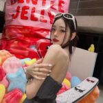 Song Jia Instagram - #광고 #GENTLEMONSTER #GENTLEJELLY #GENTLEMONSTER2024 🩵🩷💛💚🍬 𝐷𝑜 𝑛𝑜𝑡 𝑒𝑎𝑡 ⸜( ᵒ̴̶̷̤࿀ ᵒ̴̶̷̤ )⸝ @gentlemonster