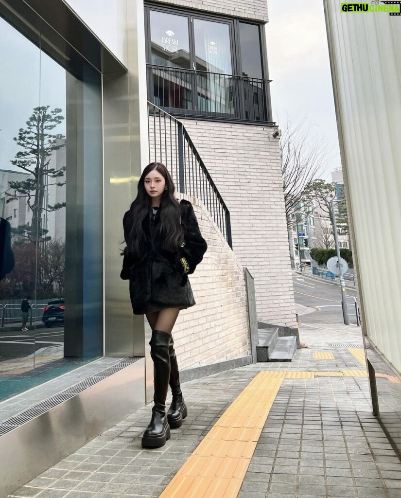 Song Jia Instagram - 🖤 @dafshoes