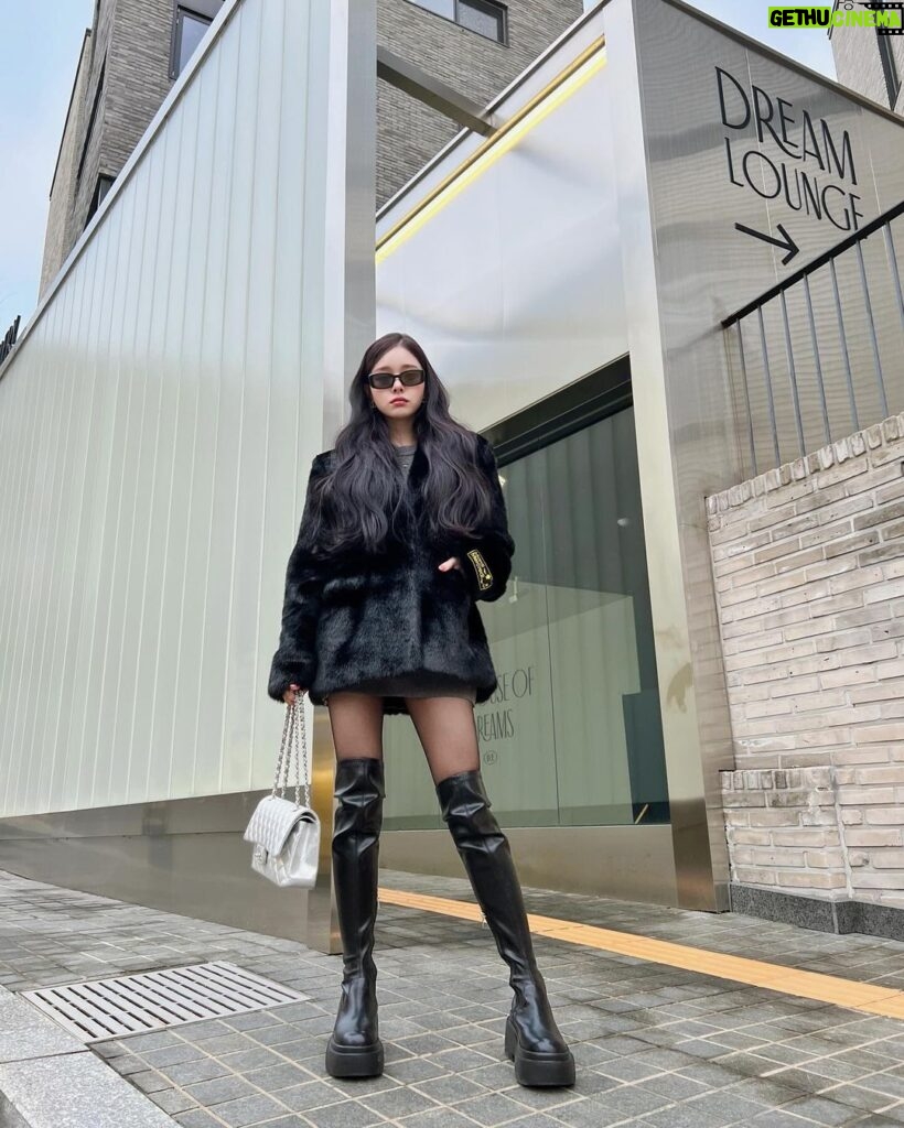 Song Jia Instagram - 🖤 @dafshoes