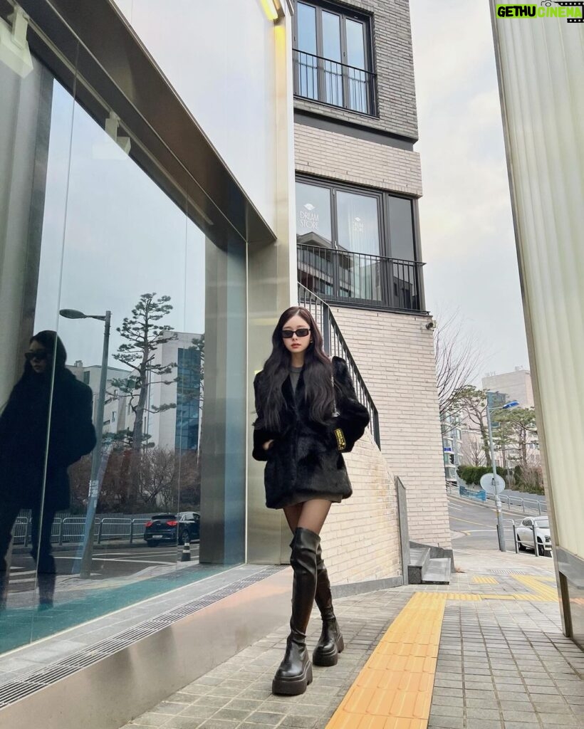 Song Jia Instagram - 🖤 @dafshoes