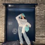 Song Jia Instagram - #AD @youhee.official  프링이들! 제가 애정 하던 브랜드 ‘YOUHEE’에서 신제품이 출시되었어요😍 제가 입은 스웻셔츠는 11월 6일 자정에 무신사에서 단독으로 만나보실 수 있대요 곧 털모자 쓸 생각에 신나는 요즘 🩵❄️ 너무 귀여워서 사진 백장 찍음!!! #유희 #YOUHEE