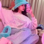 Song Jia Instagram - #AD @youhee.official  프링이들! 제가 애정 하던 브랜드 ‘YOUHEE’에서 신제품이 출시되었어요😍 제가 입은 스웻셔츠는 11월 6일 자정에 무신사에서 단독으로 만나보실 수 있대요 곧 털모자 쓸 생각에 신나는 요즘 🩵❄️ 너무 귀여워서 사진 백장 찍음!!! #유희 #YOUHEE