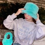 Song Jia Instagram - #AD @youhee.official  프링이들! 제가 애정 하던 브랜드 ‘YOUHEE’에서 신제품이 출시되었어요😍 제가 입은 스웻셔츠는 11월 6일 자정에 무신사에서 단독으로 만나보실 수 있대요 곧 털모자 쓸 생각에 신나는 요즘 🩵❄️ 너무 귀여워서 사진 백장 찍음!!! #유희 #YOUHEE