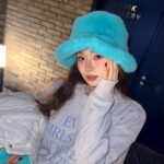 Song Jia Instagram - #AD @youhee.official  프링이들! 제가 애정 하던 브랜드 ‘YOUHEE’에서 신제품이 출시되었어요😍 제가 입은 스웻셔츠는 11월 6일 자정에 무신사에서 단독으로 만나보실 수 있대요 곧 털모자 쓸 생각에 신나는 요즘 🩵❄️ 너무 귀여워서 사진 백장 찍음!!! #유희 #YOUHEE