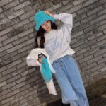 Song Jia Instagram - #AD @youhee.official  프링이들! 제가 애정 하던 브랜드 ‘YOUHEE’에서 신제품이 출시되었어요😍 제가 입은 스웻셔츠는 11월 6일 자정에 무신사에서 단독으로 만나보실 수 있대요 곧 털모자 쓸 생각에 신나는 요즘 🩵❄️ 너무 귀여워서 사진 백장 찍음!!! #유희 #YOUHEE