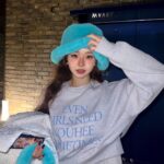 Song Jia Instagram - #AD @youhee.official  프링이들! 제가 애정 하던 브랜드 ‘YOUHEE’에서 신제품이 출시되었어요😍 제가 입은 스웻셔츠는 11월 6일 자정에 무신사에서 단독으로 만나보실 수 있대요 곧 털모자 쓸 생각에 신나는 요즘 🩵❄️ 너무 귀여워서 사진 백장 찍음!!! #유희 #YOUHEE