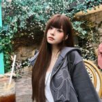 Song Jia Instagram - #AD @youhee.official 힙하고 러블리한거 다하는 YOUHEE💕🎀 후드 집업 너무 귀엽지 않나용?! 프링이들 ! 제가 입은 집업은 지금 바로 무신사에서 단독으로 만나 볼 수 있대요 스토리 링크로 고고!!☺️😘 #유희 #YOUHEE