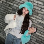 Song Jia Instagram - #AD @youhee.official  프링이들! 제가 애정 하던 브랜드 ‘YOUHEE’에서 신제품이 출시되었어요😍 제가 입은 스웻셔츠는 11월 6일 자정에 무신사에서 단독으로 만나보실 수 있대요 곧 털모자 쓸 생각에 신나는 요즘 🩵❄️ 너무 귀여워서 사진 백장 찍음!!! #유희 #YOUHEE